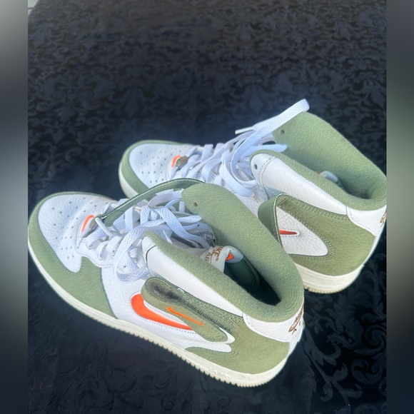 Nike Air Force 1 Mid QS
Jewel Oil Green size 10
DQ3505 100 - Picture 8 of 12